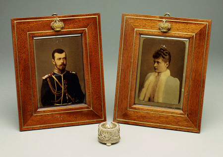 A Pair Of Hand-Colored Photos Of Tsar Nicholas II & Alexandra, Circa 1900 And A Cylindrical Bowentie van 