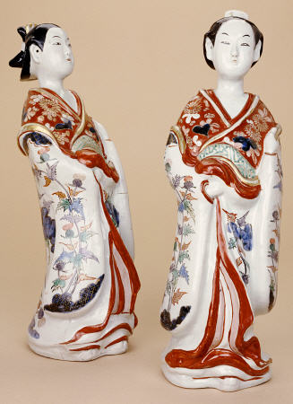 A Pair Of Large Imari Bijin, Vividly Decorated In Iron-Red, Green, Aubergine, Blue, And Black Enamel van 