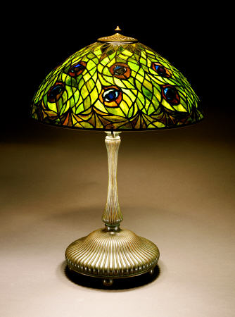 A ''Peacock'' Leaded Glass And Bronze Table Lamp van 