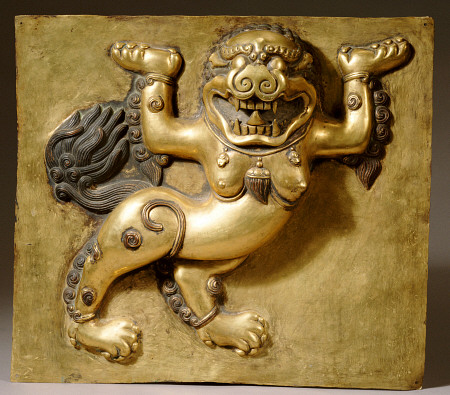 A Tibetan Gilt-Copper Panel Cast In Deep Relief With A Lion, Standing On Both Hind Legs, 18th Centur van 