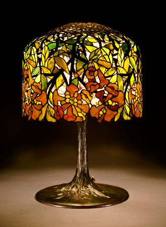 A ''Trumpet Creeper'' Leaded Glass And Bronze Table Lamp van 