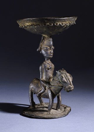 A Yoruba Bronze Ritual  Vessel, Probably For Ifa Divination, 18th Century, 20cm High van 
