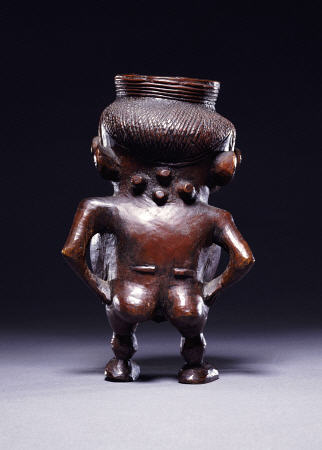 Backview Of A Wongo Cup Carved As A Female Standing Figure With Spherical Body van 