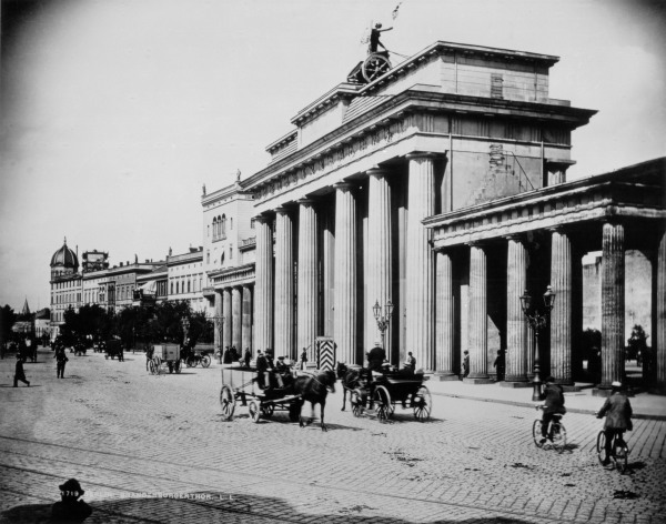 Berlin / Brandenburg Gate / Levy / 1900 van 