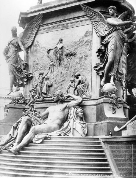 Berlin,Denkmal Kaiser Wilhelm I.,Sockel van 