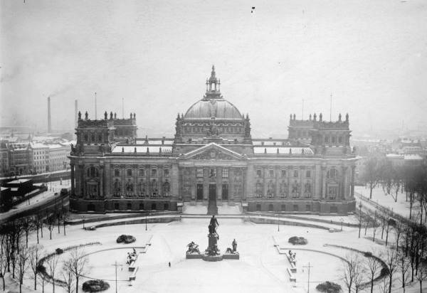 Berlin,Reichstag von Siegessaeule/Haeckel van 