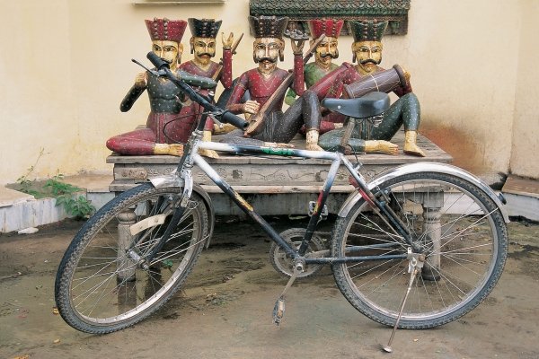 Bicycle at musicians statues , Udaipur, Rajasthan , India (photo)  van 