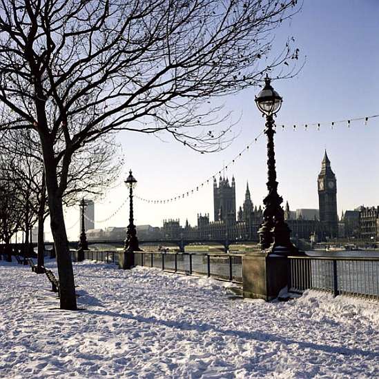Big Ben, Westminster Abbey and Houses of Parliament in the Snow van 