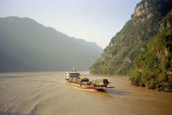 Boat on the Yangtse River, China, 2001 (colour photo)  van 
