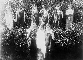 Bademoden/Gruppenbild junger Frauen 1900