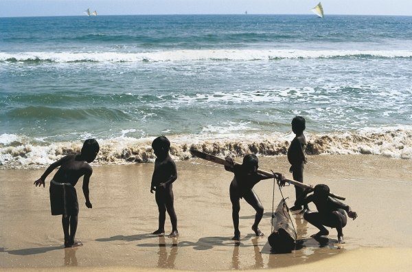 Children of fishermen at sea (photo)  van 