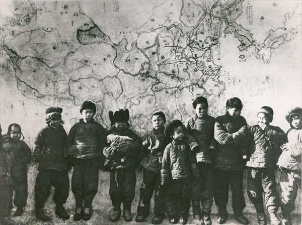 Chinese children in front of a mural, 1933 (b/w photo)  van 