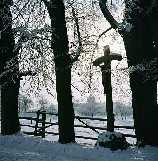 Cross in the Snow near Winterberg, Germany van 