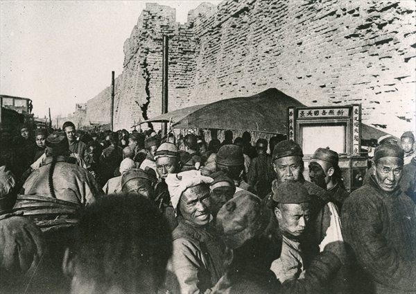 Crowd around a travelling theatre in Tien-Tsin, 1902 (b/w photo)  van 