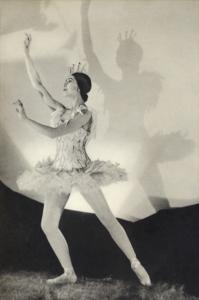 Dame Margot Fonteyn de Arias, from ''Footnotes to the Ballet'', published 1938 (b/w photo)  van 