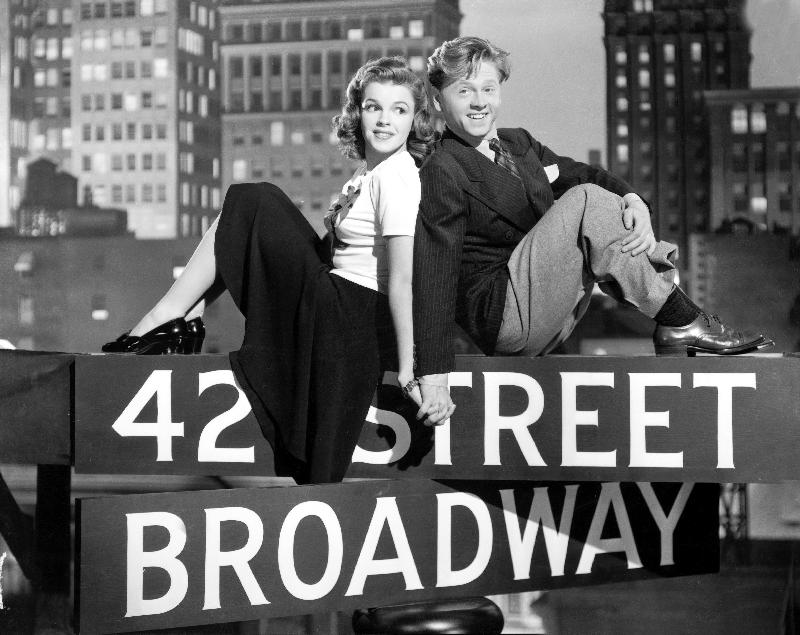Debuts a Broadway BABES ON BROADWAY de BubsyBerkeley avec Judy Garland et Mickey Rooney van 