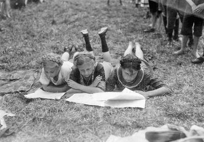 drei lesende Maedchen / Foto 1912