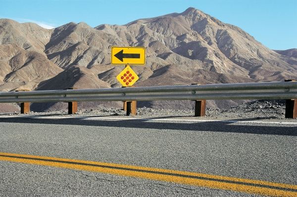 Empty road arrow-sign and dividing line (photo)  van 