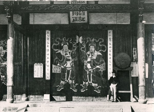 European man in front of Chinese temple, c.1860 (b/w photo)  van 