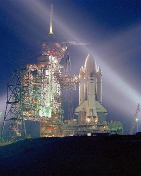 exposition nocturne de la navette spatiale Columbia pour sa 1ere mission STS-1