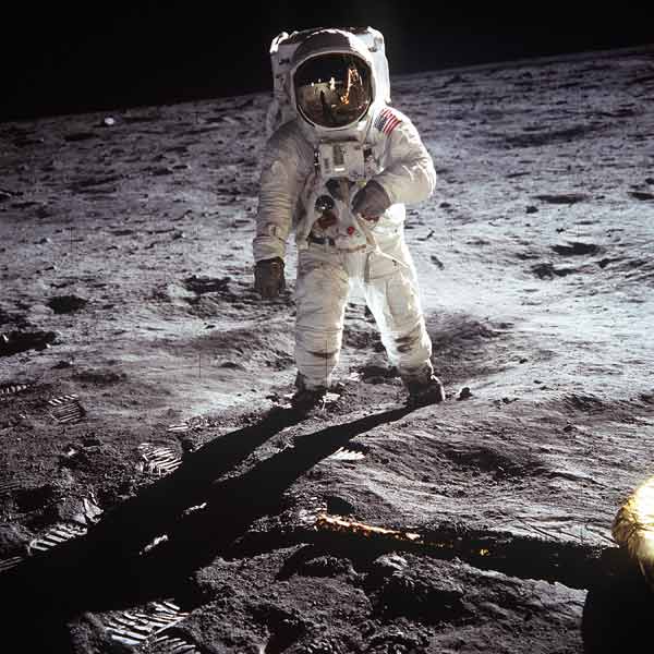 1st steps of human on Moon : American Astronaut Edwin Buzz Aldrinwalking on the moon during Apollo 1 van 