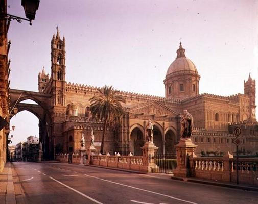 El Duomo, founded by Walter, Archbishop of Palermo ('Gualatiero Offamiglio') in 1185 (photo) van 