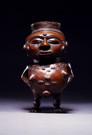 Face On View Of A Wongo Cup Carved As A Female Standing Figure With Spherical Body van 