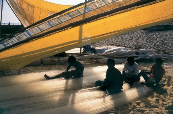 Fishermen mending nets, Gopalpur (photo)  van 