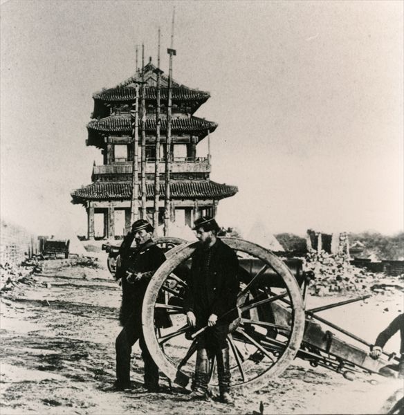 French soldiers by a cannon in Peking during the Anglo-French Expedition to China, 1860 (b/w photo)  van 