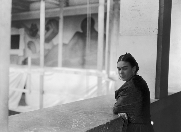 Frida Kahlo op balkon zwart wit foto van 