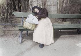 Frau auf Berl.Parkbank schlafend / 1907