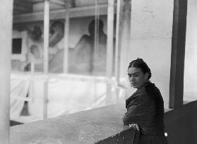 Frida Kahlo op balkon zwart wit foto