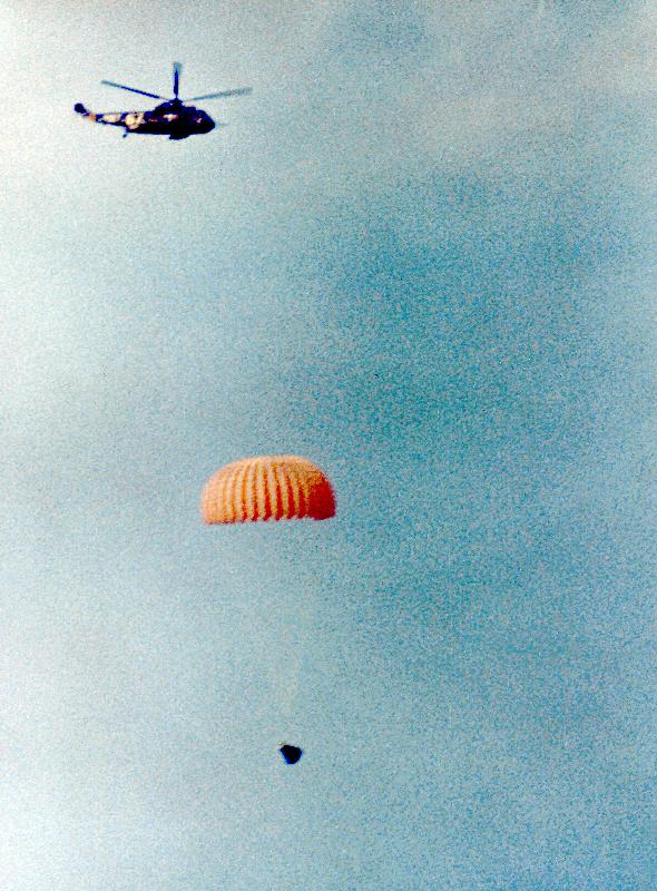 Gemini 11 : spacecraft coming back on earth is going to land on water van 
