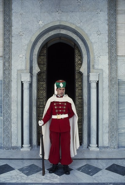 Guard in front of the tomb of Mohamed V of Morocco (1909-1961) (photo)  van 