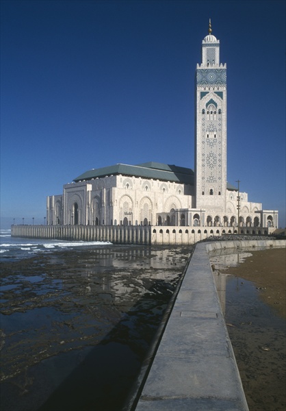 Hassan II Mosque, built 1986-93 (photo)  van 