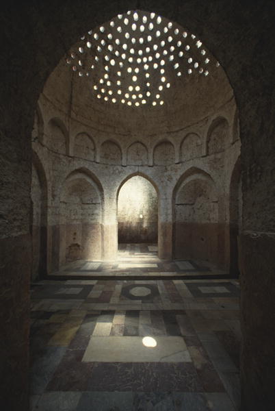 Interior of the Hammam al-Jadid, also called the ''New Bath'' (photo)  van 