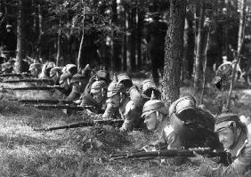 Infanteristen bei Uebungsgefecht im Wald