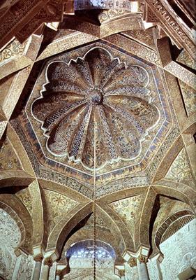 Interior of the dome over the mihrab, 965 AD (photo) (see also 88985) van 