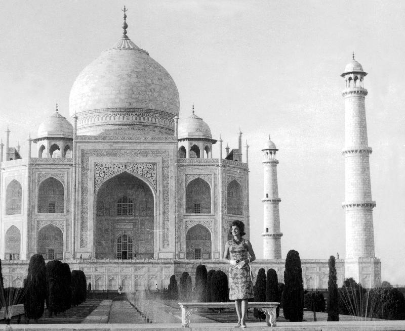 Jackie Kennedy in front of the Taj Mahal, India van 