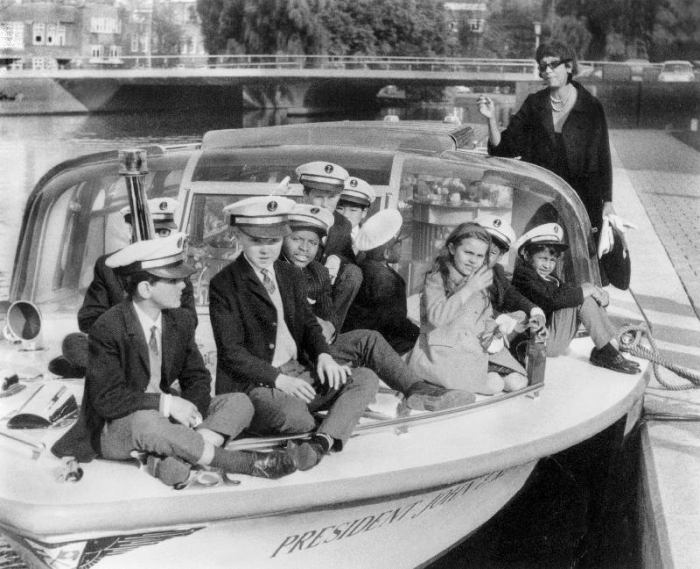 Josephine Baker and her children on a boat in Amsterdam van 