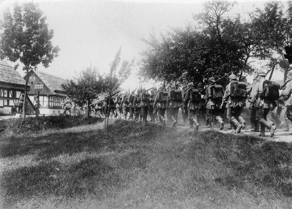 Marschierende Infanterie auf Dorfstrasse van 