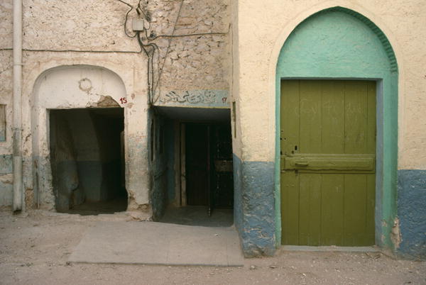 Medina of the city, a door (photo)  van 
