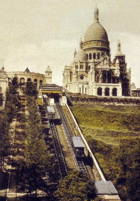 Montmartre, Paris: the funicular and the Sacre Coeur van 