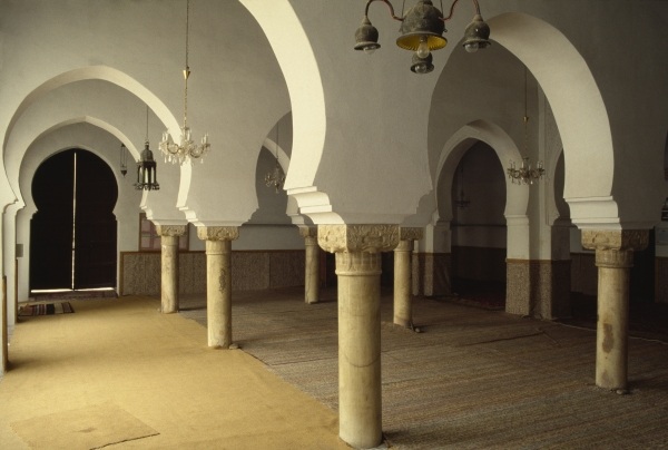 Mosque Sidi Halaoui, view of the prayer hall (photo)  van 