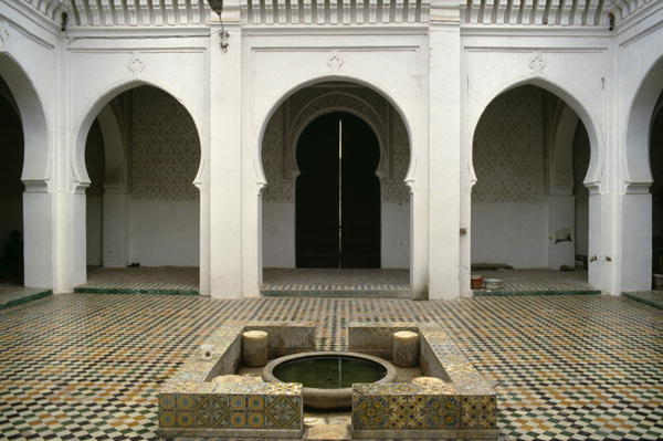 Mosque Sidi Halaoui, view of the courtyard (photo)  van 