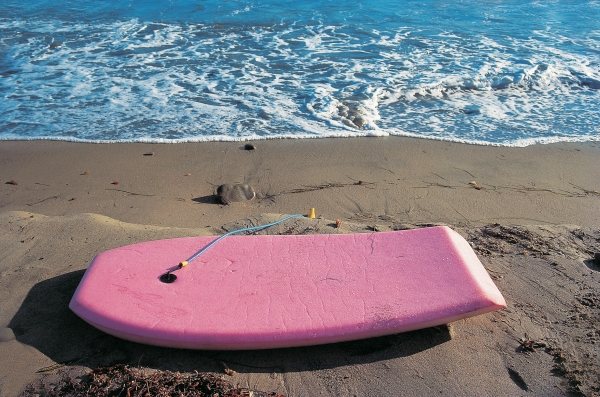 Pink surf-board at sea (photo)  van 