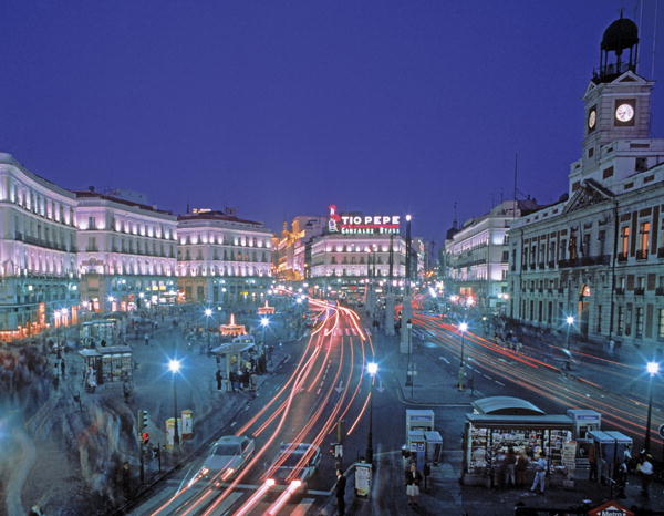Puerta del Sol at night (photo)  van 