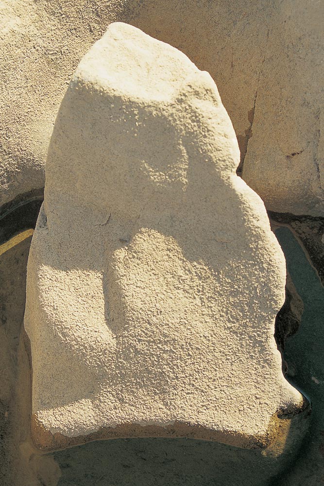 River side rock sculpture, Ghadoi (photo)  van 