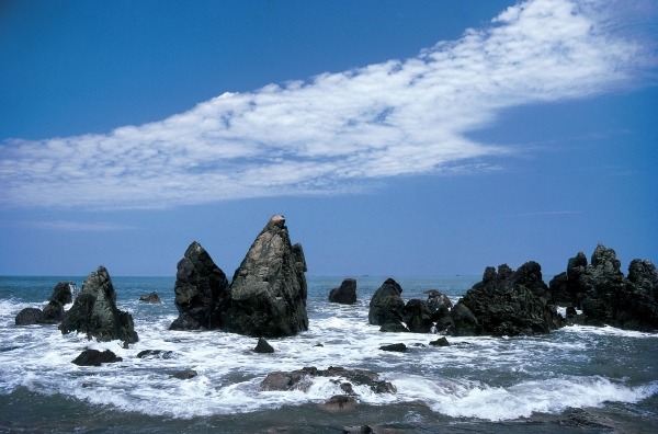 Rocks in sea near Bhaga, Goa (photo)  van 