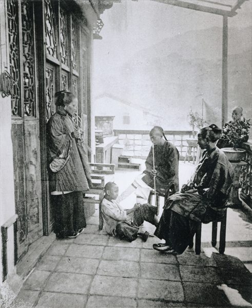 Servants smoking tobacco on their master''s veranda, from Illustrations of China by J Thompson, 1873 van 